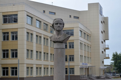 Памятник Ломоносову скульптора Свешникова